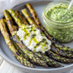 Grillad sparris med cottage cheese och dillolja