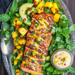 Grillad lax med mangosallad – sommarens fräschaste rätt